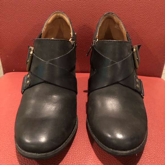 EUC CLARKS BLACK LEATHER BOOTIES - Picture 2 of 8